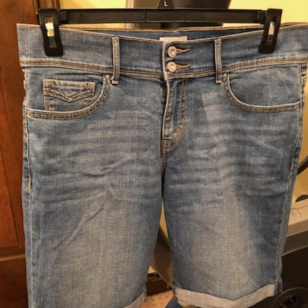 Levi's Medium Wash Denim Cuffed Women Jeans Shorts